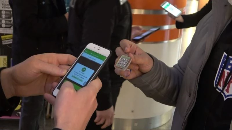 Yaşlılara kolaylık için HES karekodlu anahtarlık yapıyor
