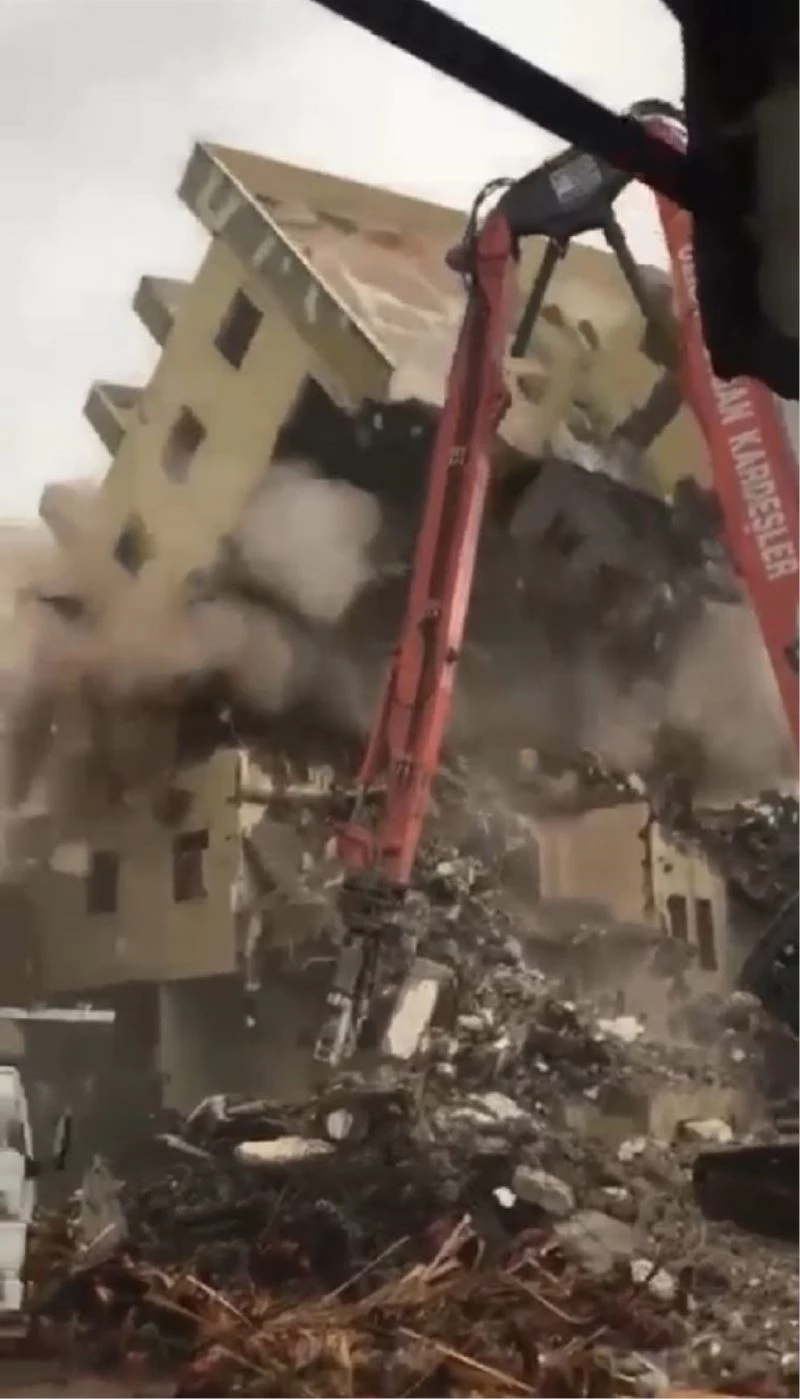 Antalya’da yıkımı yapılan binanın iş makinesi üzerine doğru yıkılması korkuttu
