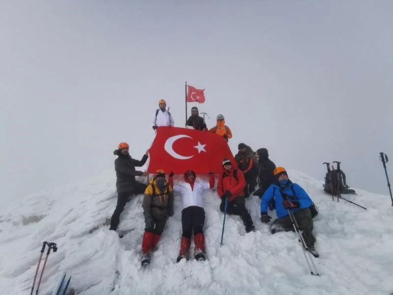 Yılın son tırmanışını sağlık çalışanları için yaptılar
