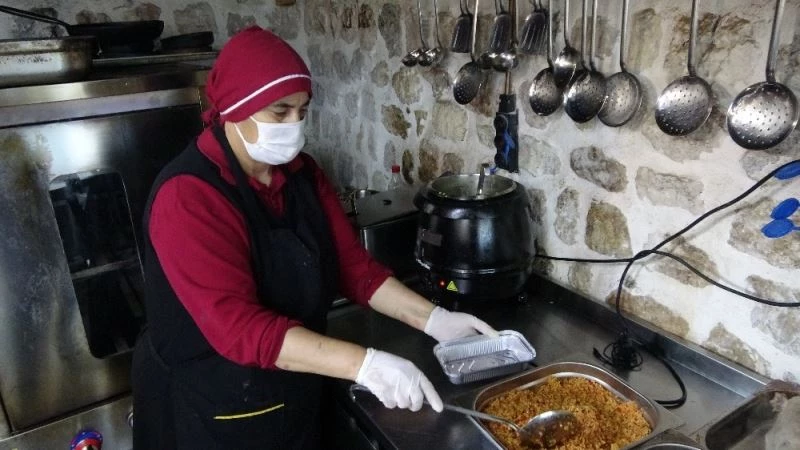 Hatay’da yöresel yemekler, paket servisle evlere ulaştırılıyor

