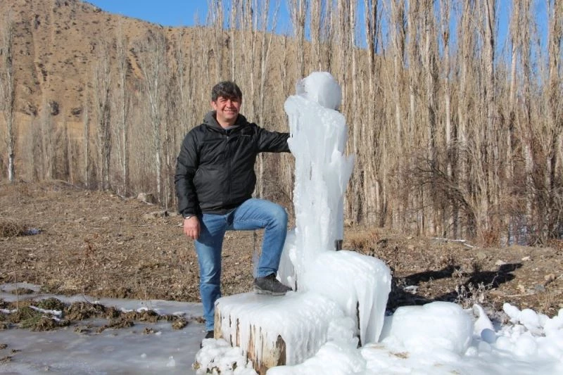 Çeşme soğuktan patladı, ortaya buzdan heykel çıktı

