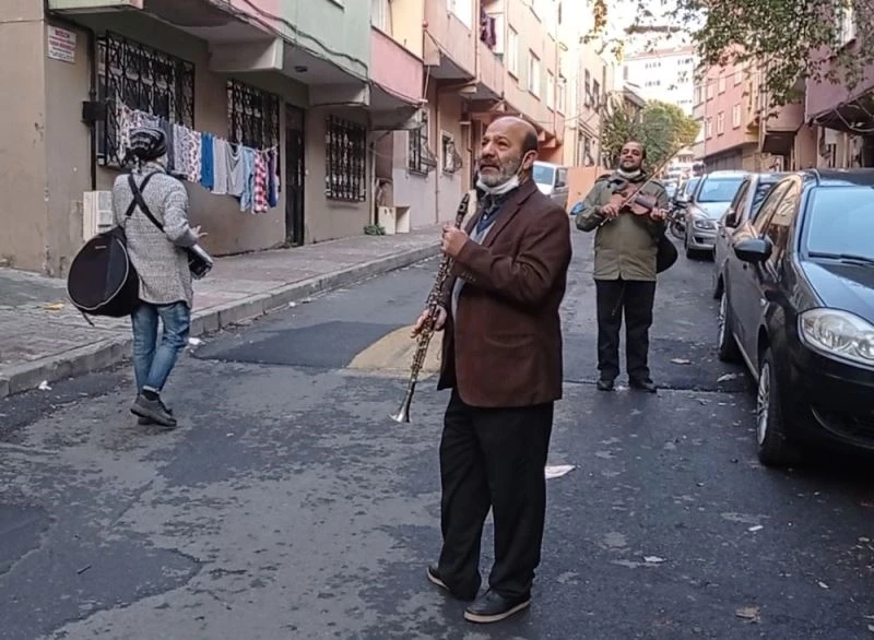 Pandemiye karşı çareyi mesleklerini sokağa taşımakta buldular
