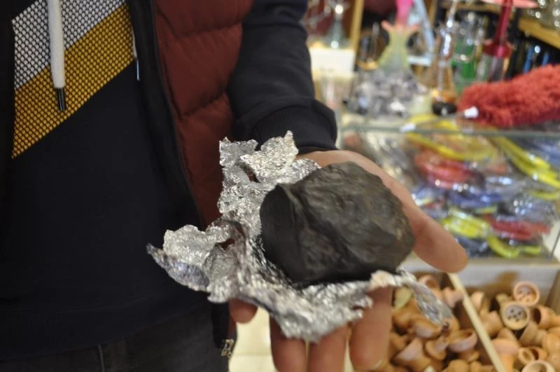 Dedesi ceviz kırıyordu, göktaşı olduğunu iddia etti
