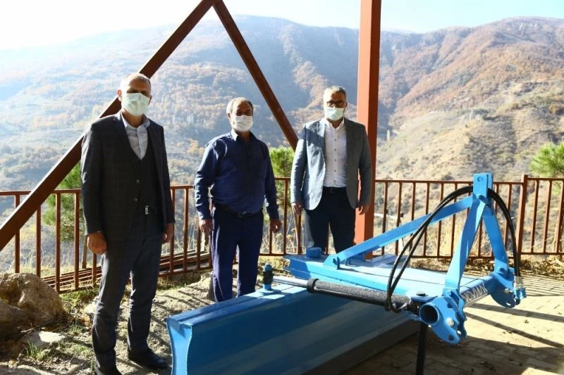 Büyükşehir’den mahallelere tesviye küreği desteği
