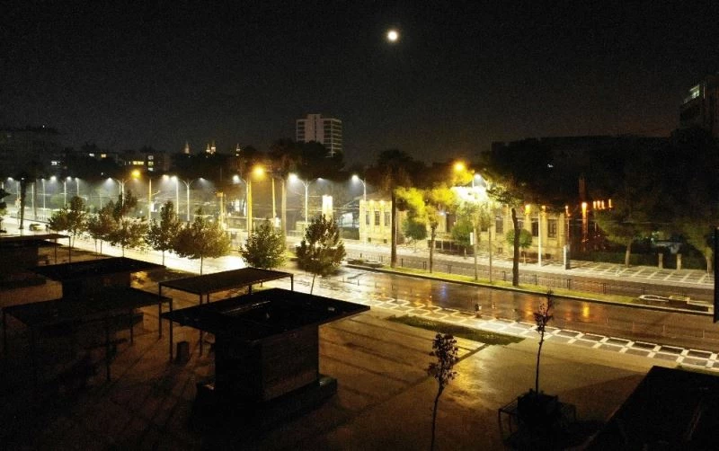 Trafiğin kilitlendiği yollar bir anda sessizliğe büründü
