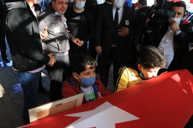 Şehit polisi çocukları ve babası tabutunu öperek uğurladı
