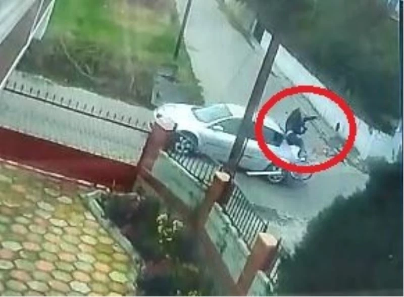 Otomobille çarpışan bisikletlinin metrelerce havaya uçtuğu anlar kamerada
