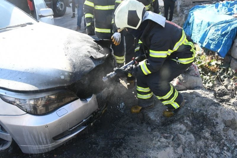 Kömür közü üzerine park edilen araç yandı
