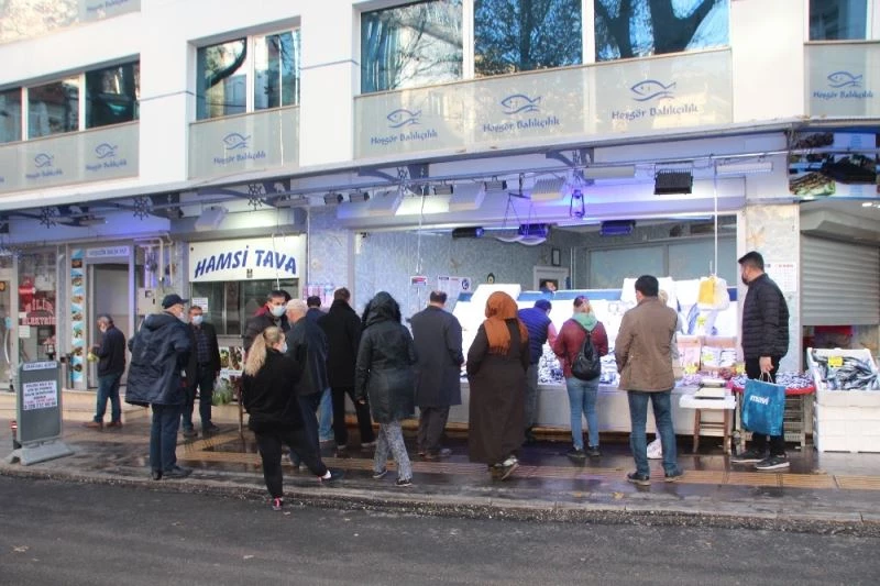 Kısıtlamalara saatler kala alıveriş çılgınlığı yaşandı
