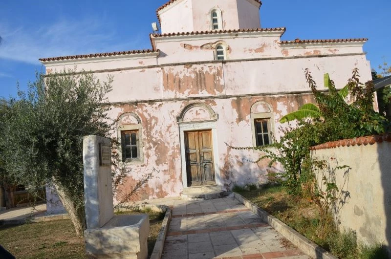 Didim Akbük’teki kilisesinin kapatılan dış kapılarındaki tahribat kaldırıldı
