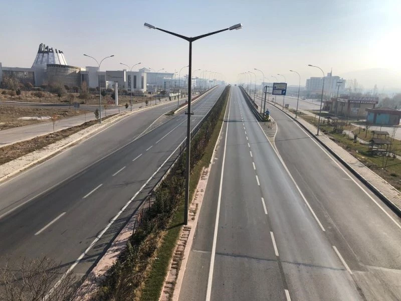 Kısıtlama sonrası Afyonkarahisar terk edilmiş şehir görünümüne büründü
