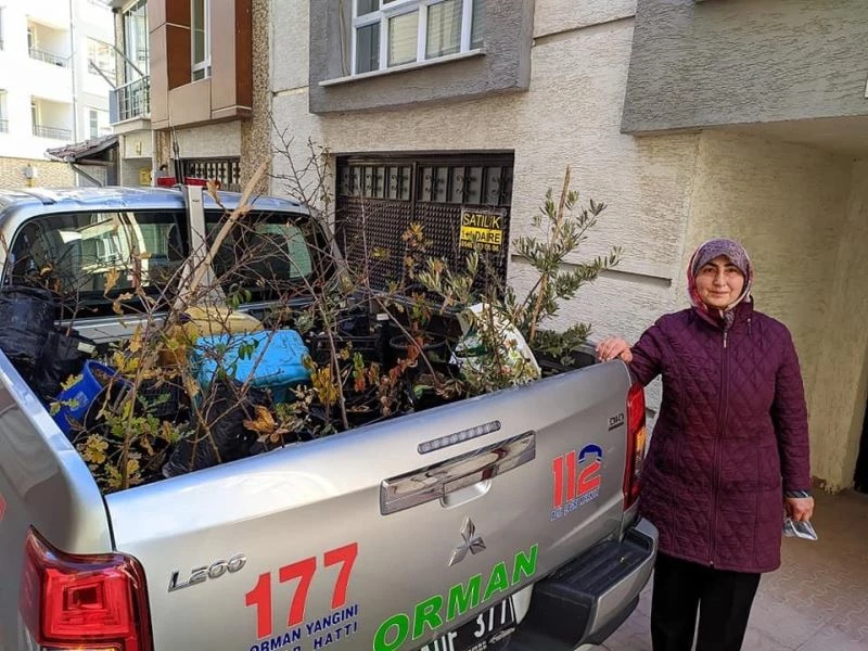 Balkonunda yetiştirip bağışladığı fidanlar toprakla buluşturuldu
