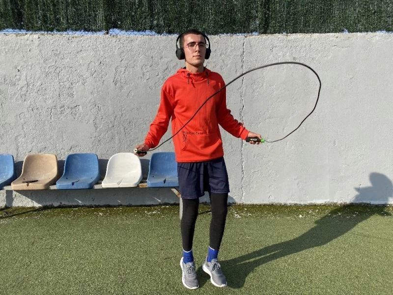 Kısıtlama izninde sokağa spor yapmak için çıkıyor
