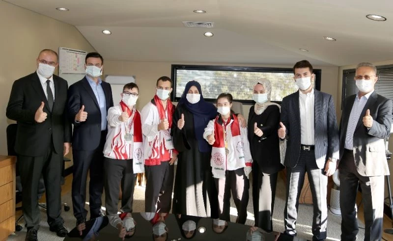 Down sendromlu milli sporculardan Eminevim’e teşekkür ziyareti
