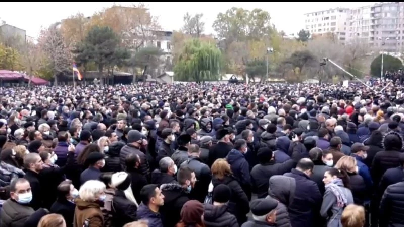 Ermenistan muhalefeti görevi bırakması için Paşinyan’a 3 gün süre tanıdı
