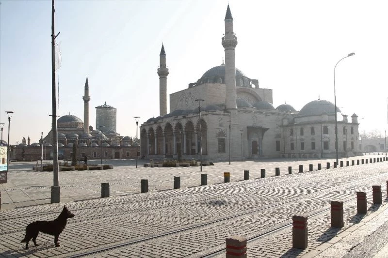 Konya’da meydanlar boş kaldı
