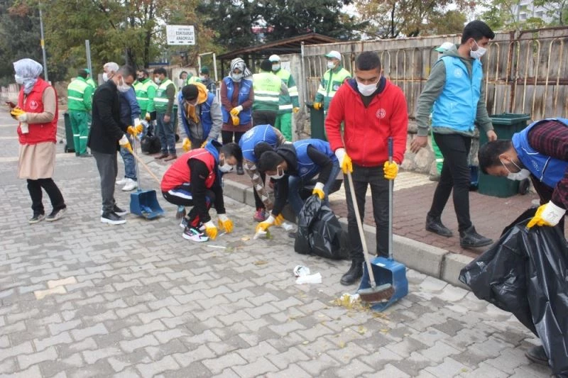 Gençler kapıların önünü süpürdü
