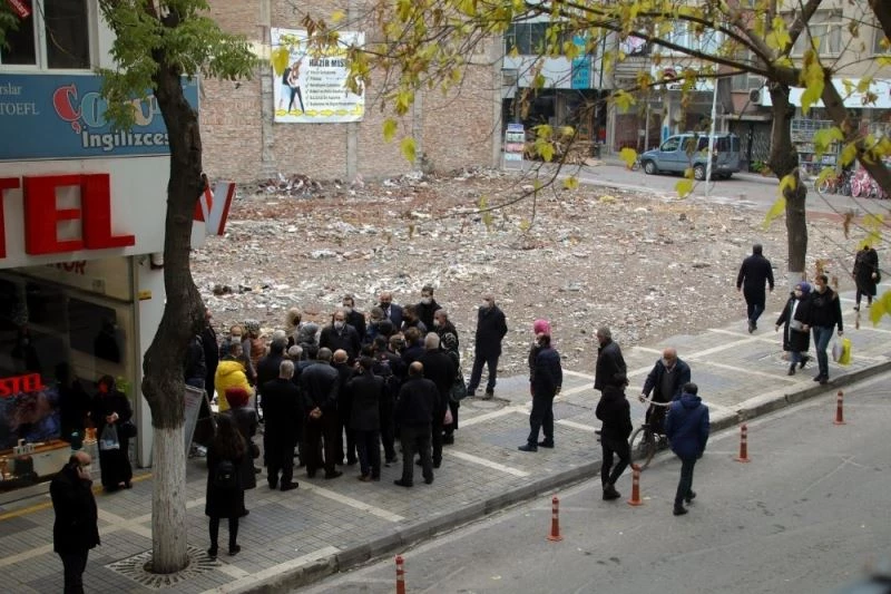 Fuzuli Caddesi’ndeki depremzedelerin sıkıntıları çözülüyor
