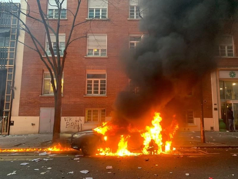 Fransa’da güvenlik yasası karşıtı protestoda şiddet olayları patlak verdi: 22 gözaltı
