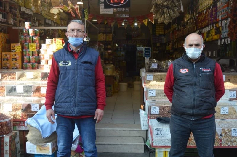 Dükkânlarını açan esnafın boş bekleyişi
