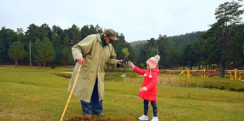 Orman sevgisi 85 yaşındaki dedeyi klipte oynattı
