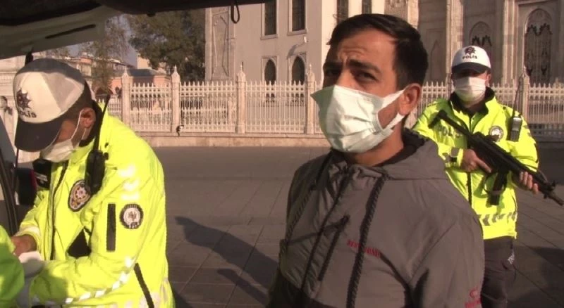 Sokağa çıkma kısıtlamasından ceza yiyince, gazetecilere saldırdı
