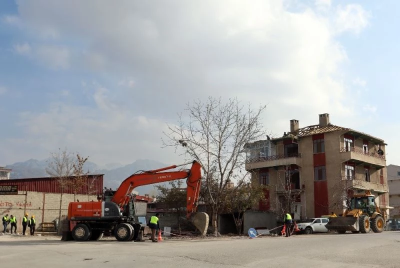Şerefiye Caddesi’ndeki kavşak düzenlemesine başlandı
