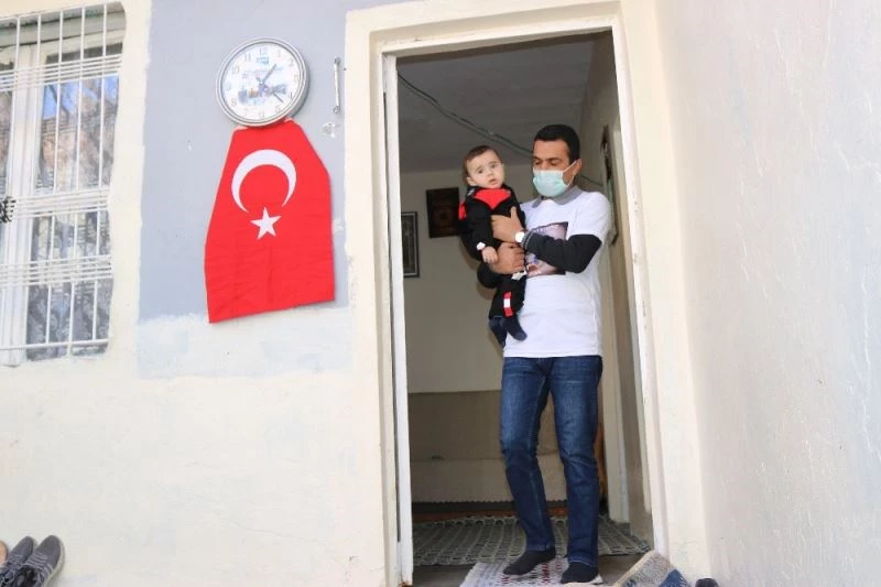 Evlat nöbetindeki baba, evinin avlusunda çocuğunun yolunu gözlüyor
