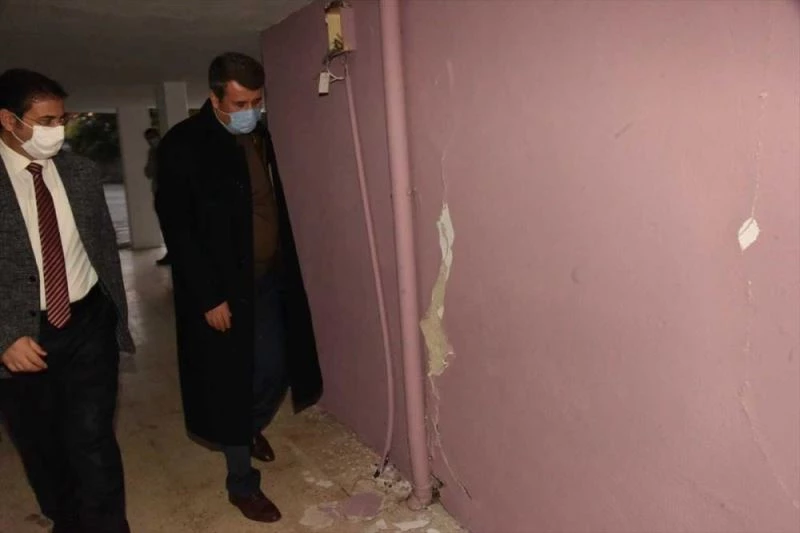 Anamur Belediye Baskani Kilinç, depremde hafif hasar gören binada incelemede bulundu