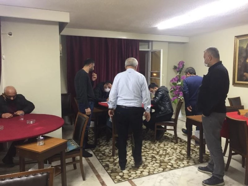 Kadınlar evini, emlakçı iş yerini kumarhaneye çevirdi
