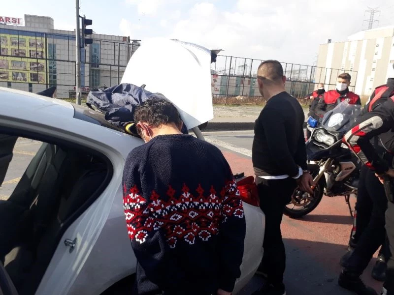 Eyüp’te uygulama noktasından kaçan şahıslar Başakşehir’de yakalandı
