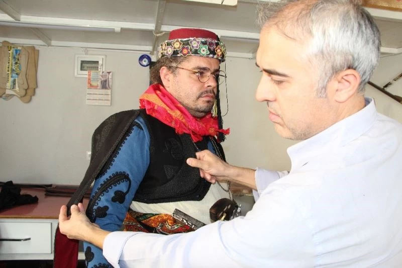 45 yıldır babadan oğla yöresel kıyafet dikiyorlar
