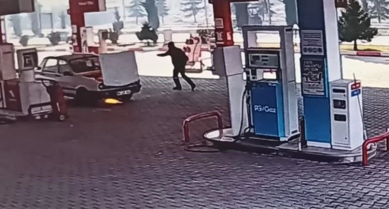 Yakıt aldıktan sonra çalıştırdığı otomobili alev aldı
