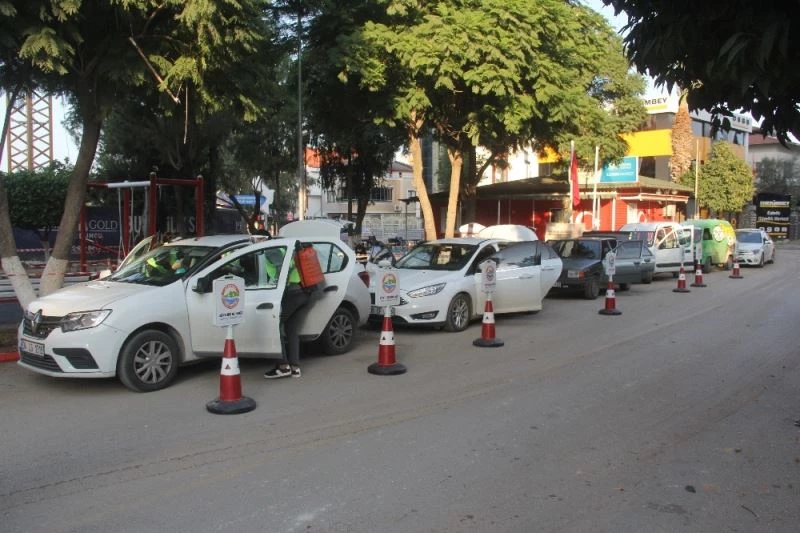 Muhtarlıkta araç dezenfekte kuyruğu
