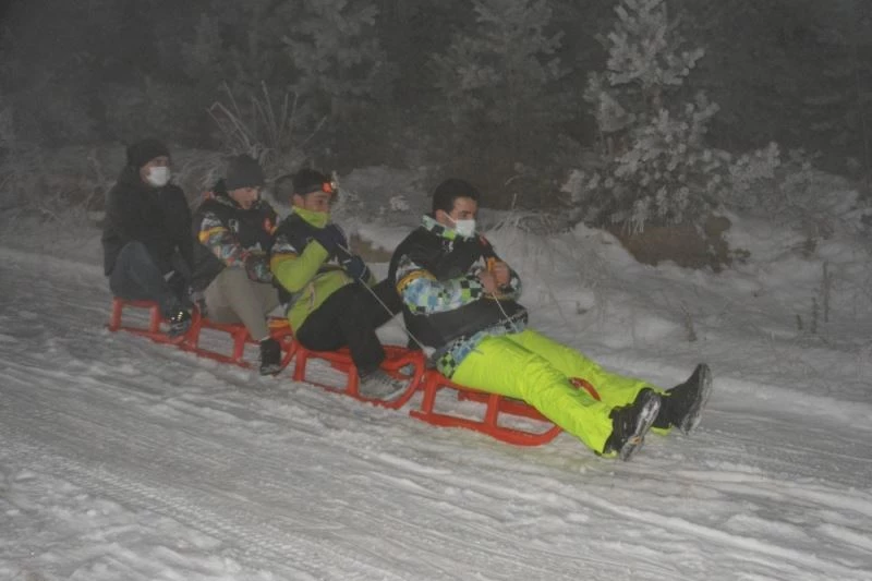 56 saatlik sokağa çıkma kısıtlama sonrası vatandaşlar kızaklarla kayarak stres attı
