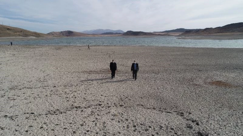 Yüzmeye korktukları barajın üzerinde yürüyorlar
