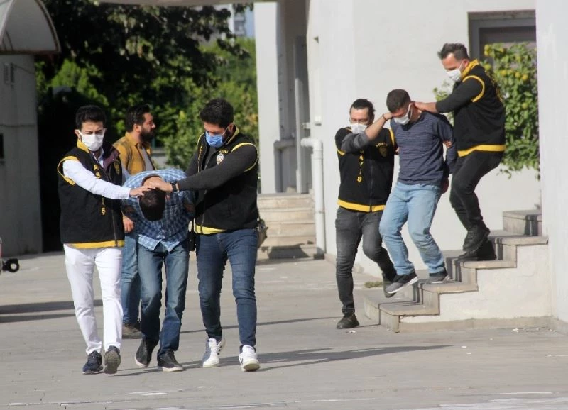 Yere yatırdıkları adamın parasını gasp eden 3 zanlı tutuklandı
