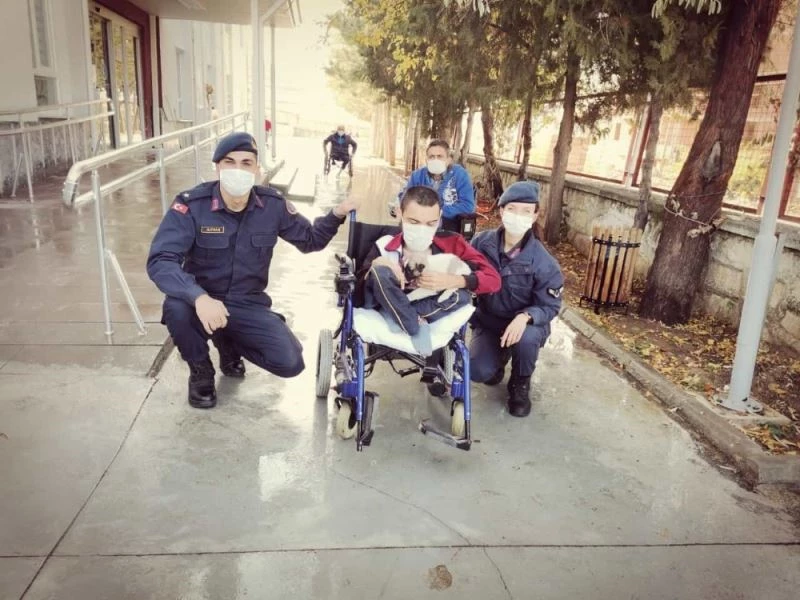 Jandarmanın hediyesi ile tarifi imkansız mutluluk yaşadı
