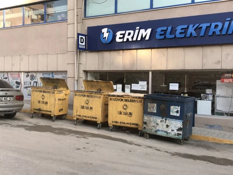 Dolmuş durağı adeta çöp konteynerleriyle dolduruldu
