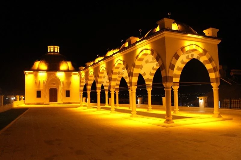 Finike Eroğlu Nuri Cami, amber rengi ile aydınlatıldı
