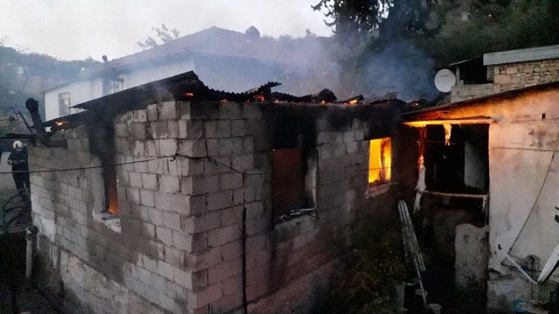 Yaşlı adam evinin yanışını çaresizce izledi
