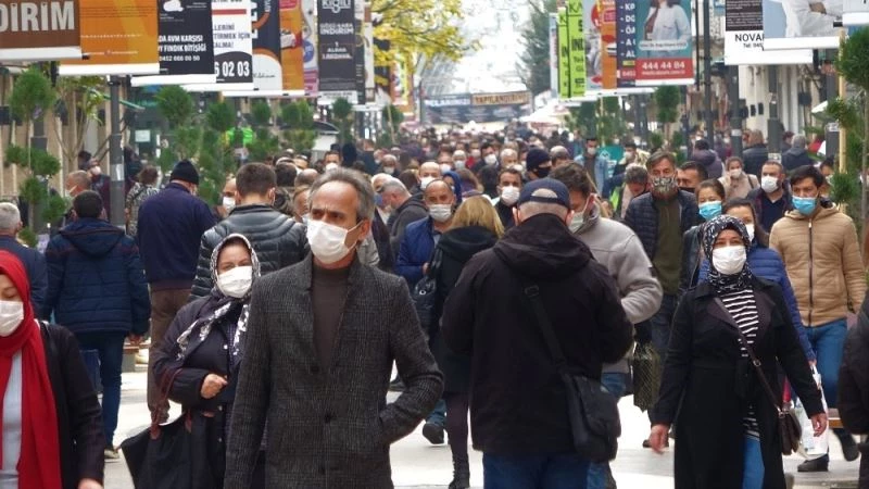 Ordu’nun sokak ve caddelerinde insan yoğunluğu

