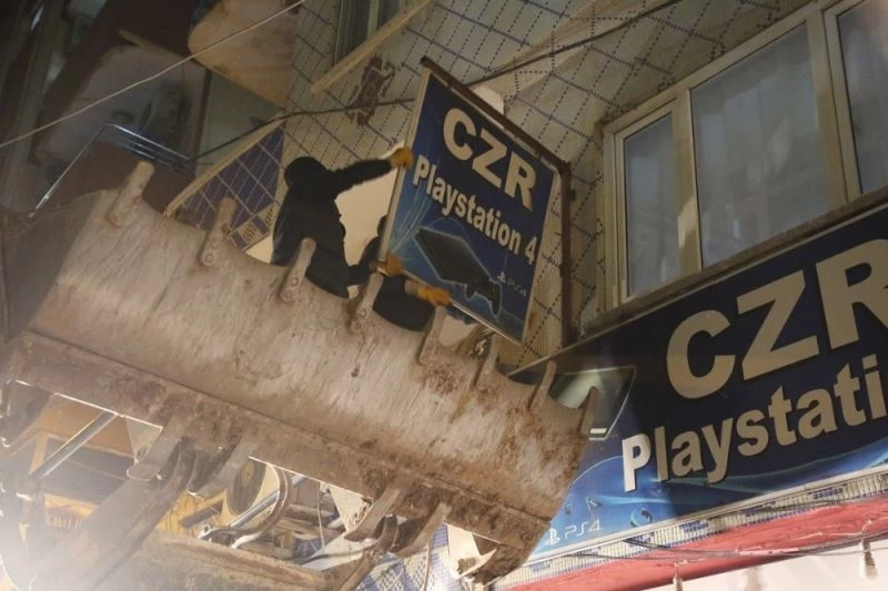 Cizre’de izinsiz asılan tabelalar sökülüyor
