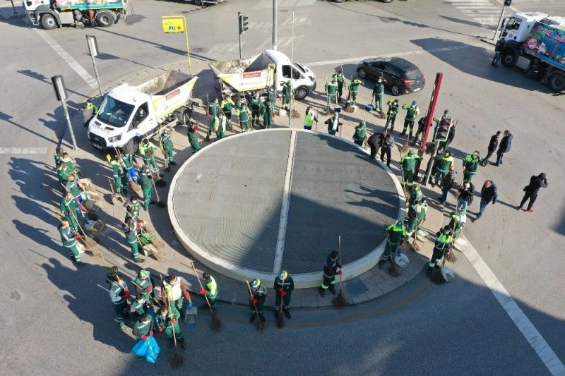 Sokağa çıkma kısıtlaması temizliğe çevrildi
