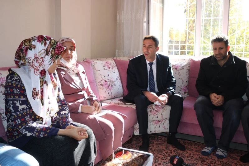 MHP Diyarbakır il yönetimi, evi kundaklanan evlat nöbetindeki aileyle buluştu
