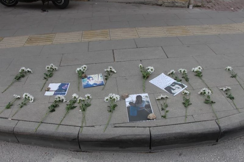 Kaza kurbanı üniversiteli Gizem 19 karanfille anıldı
