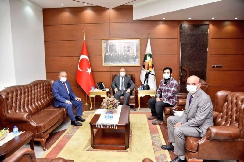 Türkiye’nin ilk cep uydusunun maketini takdim ettiler
