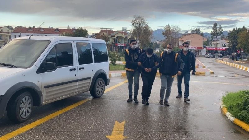 Eşini öldürüp, ormanda saklanmış
