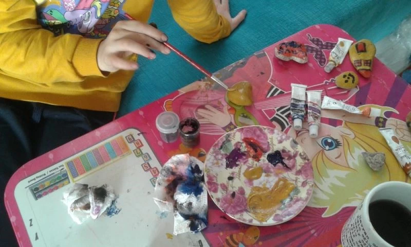 İlkokul öğrencileri, çakıl taşlarını sanat eserlerine dönüştürdü
