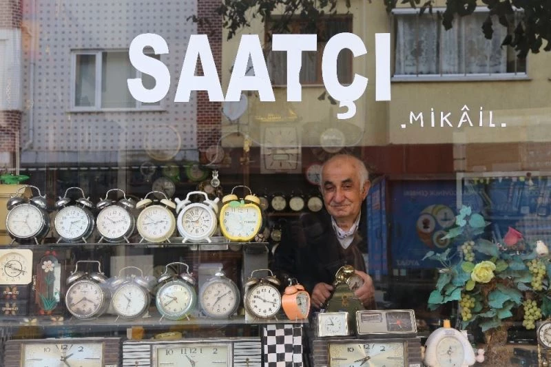 65 yıldır tamir ettiği saatlere aşkla dokunuyor
